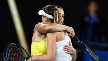 Aryna Sabalenka abraza a Paula Badosa tras superarle en las semifinales del Open de Australia