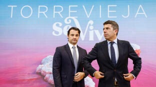 Carlos Maz&oacute;n, junto al alcalde de Torrevieja Eduardo Dol&oacute;n