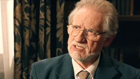 Damián le para los pies a Víctor y le pide que deje en paz a María: "Debería darte vergüenza acosar a una mujer casada" Damián le para los pies a Víctor y le pide que deje en paz a María: "Debería darte vergüenza acosar a una mujer casada"