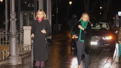 Cari Lapique acude junto a su hermana a la ópera Cari Lapique acude junto a su hermana a la ópera