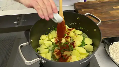 Añade también el pimentón y el colorante Añade también el pimentón y el colorante