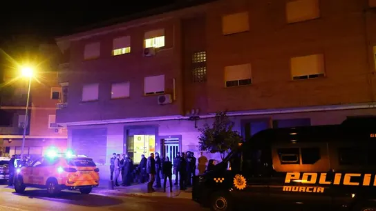 Varios agentes en el lugar donde se ha producido el suceso. Varios agentes en el lugar donde se ha producido el suceso.