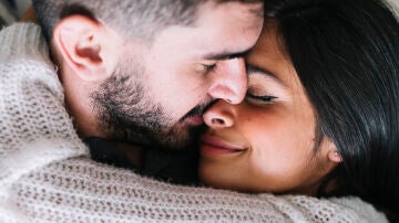 Una pareja en un momento cariñoso