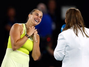 Sabalenka concede una entrevista en plena pista tras ganar a Sabalenka