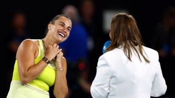 Sabalenka concede una entrevista en plena pista tras ganar a Sabalenka