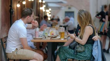 Gente comiendo en un bar