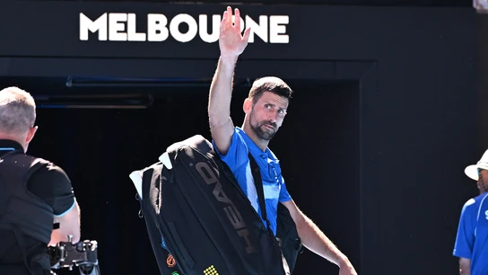 Novak Djokovic, en el momento de su retirada ante Zverev Novak Djokovic, en el momento de su retirada ante Zverev