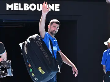 Novak Djokovic, en el momento de su retirada ante Zverev Novak Djokovic, en el momento de su retirada ante Zverev