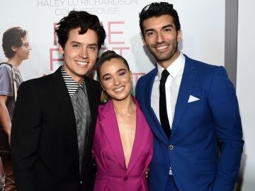Cole Sprouse, Haley Lu Richardson y Justin Baldoni en la premiere de A dos metros de ti