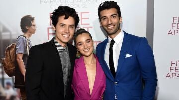 Cole Sprouse, Haley Lu Richardson y Justin Baldoni en la premiere de A dos metros de ti