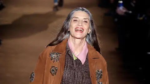 Ángela Molina con la tendencia de las cazadoras de ante Ángela Molina con la tendencia de las cazadoras de ante