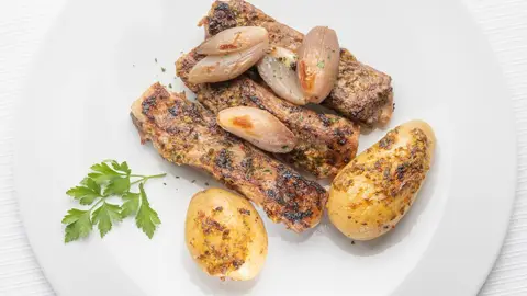 Costillas de cerdo guisado-asado con patatas y chalotas Costillas de cerdo guisado-asado con patatas y chalotas