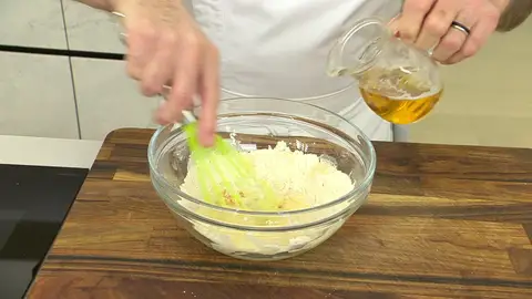 Monta las claras con una varilla eléctrica y añádelas al bol de las yemas Monta las claras con una varilla eléctrica y añádelas al bol de las yemas