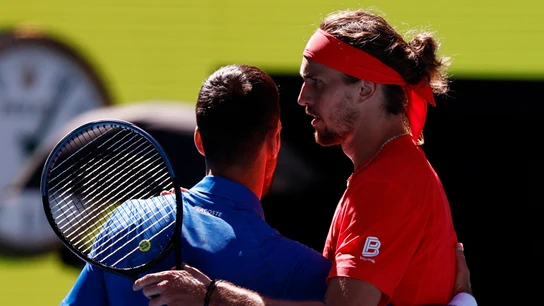 Zverev saluda a Djokovic tras la retirada del tenista serbio Zverev saluda a Djokovic tras la retirada del tenista serbio