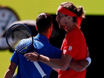 Zverev saluda a Djokovic tras la retirada del tenista serbio