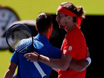 Zverev saluda a Djokovic tras la retirada del tenista serbio Zverev saluda a Djokovic tras la retirada del tenista serbio
