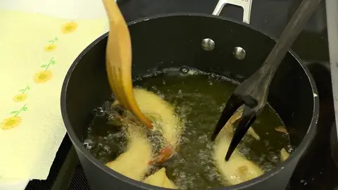 Calienta un cazo con abundante aceite Calienta un cazo con abundante aceite