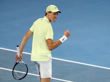 Jannik Sinner celebra un punto ante Ben Shelton en la semifinal del Open de Australia