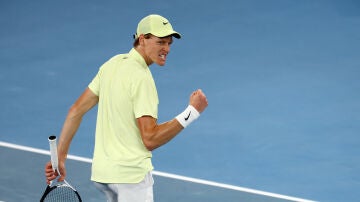 Jannik Sinner celebra un punto ante Ben Shelton en la semifinal del Open de Australia