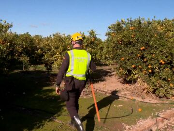 Un agente buscando desaparecidos tras la DANA