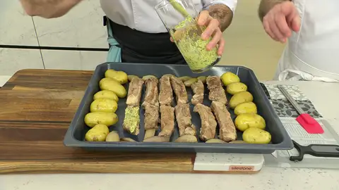 Pincela las costillas y las patatas con la salsa de mostaza y perejil Pincela las costillas y las patatas con la salsa de mostaza y perejil