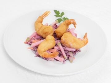 Langostinos en gabardina con ensalada de lombarda