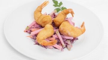 Langostinos en gabardina con ensalada de lombarda