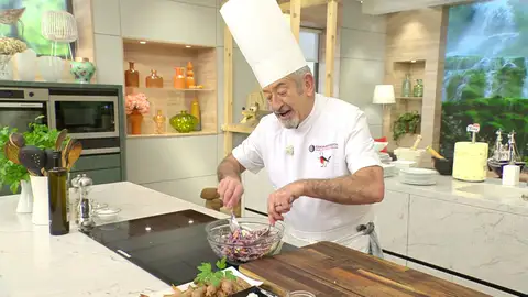 Vierte la mezcla sobre las hortalizas y la fruta, y mezcla bien Vierte la mezcla sobre las hortalizas y la fruta, y mezcla bien