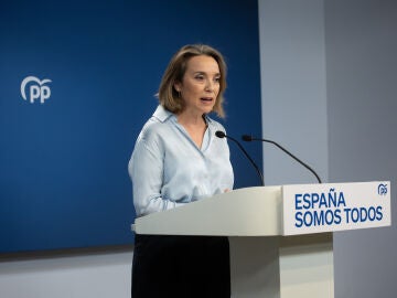 Imagen de la secretaria general del PP, Cuca Gamarra, durante una rueda de prensa, en la sede del PP.