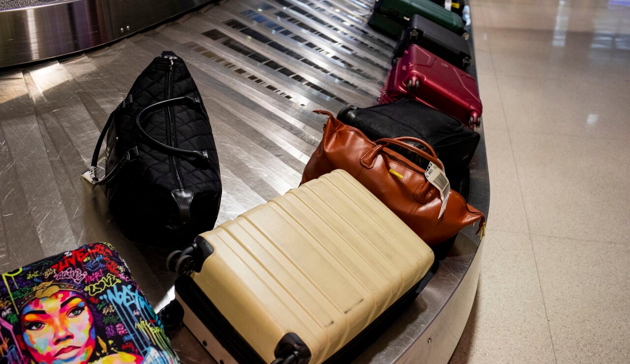Imagen de archivo de maletas en un aeropuerto.