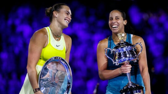 Madison Keys (d), sonriente tras tumbar a Aryna Sabalenka