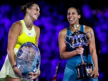 Madison Keys (d), sonriente tras tumbar a Aryna Sabalenka