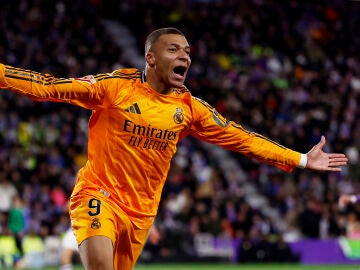 Mbappé celebra su segundo tanto en Valladolid