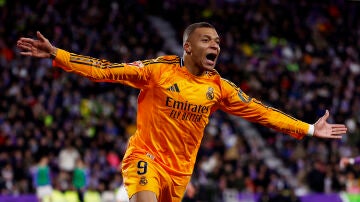 Mbappé celebra su segundo tanto en Valladolid