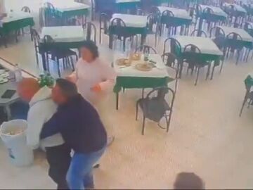 Un guardia civil salva a un hombre que se estaba atragantando