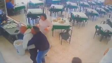 Un guardia civil salva a un hombre que se estaba atragantando