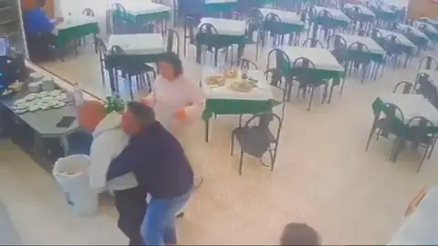 Un guardia civil salva a un hombre que se estaba atragantando Un guardia civil salva a un hombre que se estaba atragantando