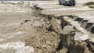 Imagen de archivo de una grieta en el suelo producida por un terremoto. Imagen de archivo de una grieta en el suelo producida por un terremoto.