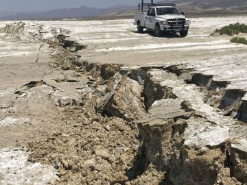 Imagen de archivo de una grieta en el suelo producida por un terremoto.