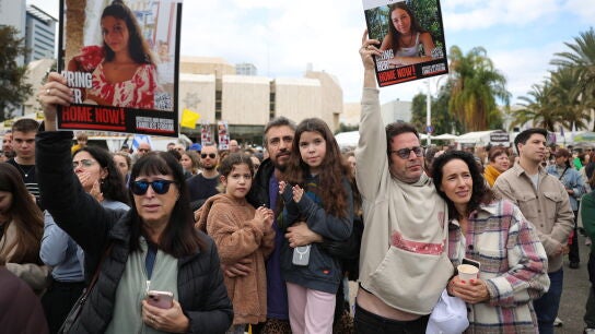 Imagen de gente esperando a las rehenes israel&iacute;es
