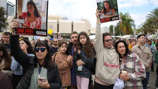 Imagen de gente esperando a las rehenes israelíes Imagen de gente esperando a las rehenes israelíes