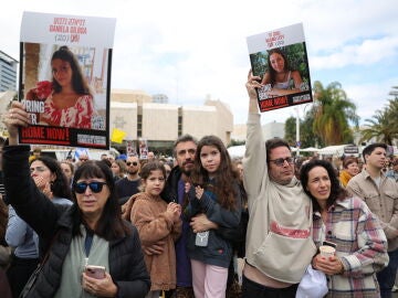 Imagen de gente esperando a las rehenes israelíes