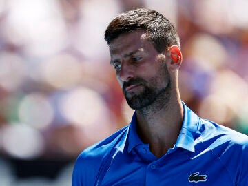 Novak Djokovic, cabizbajo en el Open de Australia