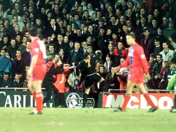 La patada voladora de Cantona al aficionado Matthew Simmons La patada voladora de Cantona al aficionado Matthew Simmons