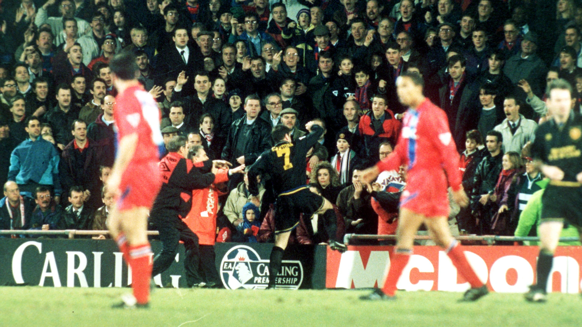 La patada voladora de Cantona al aficionado Matthew Simmons La patada voladora de Cantona al aficionado Matthew Simmons