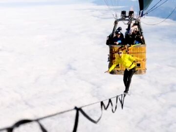 Baten un récord de 'slackline' entre dos globos aerostáticos a 2.500 metros