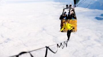 Baten un récord de 'slackline' entre dos globos aerostáticos a 2.500 metros