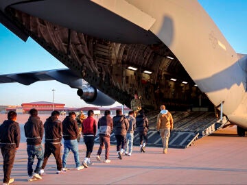 Las primeras redades antiinmigrantes de Trump dejan 538 detenidos y cientos de deportados Fotografía tomada de la cuenta en X de la portavoz de la Casa Blanca, Karoline Leavitt, de migrantes ingresando a un avión para un vuelo de deportación.