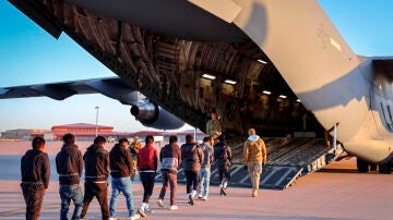 Las primeras redades antiinmigrantes de Trump dejan 538 detenidos y cientos de deportados Fotografía tomada de la cuenta en X de la portavoz de la Casa Blanca, Karoline Leavitt, de migrantes ingresando a un avión para un vuelo de deportación.