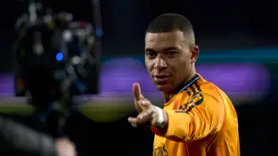Mbappé celebra su triplete en el José Zorrilla Mbappé celebra su triplete en el José Zorrilla